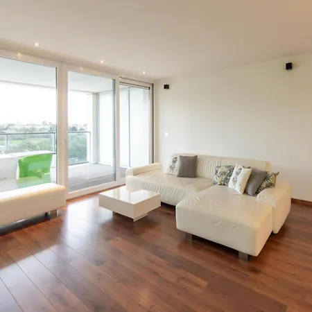 In Near Wellington Racecourse Apartment *