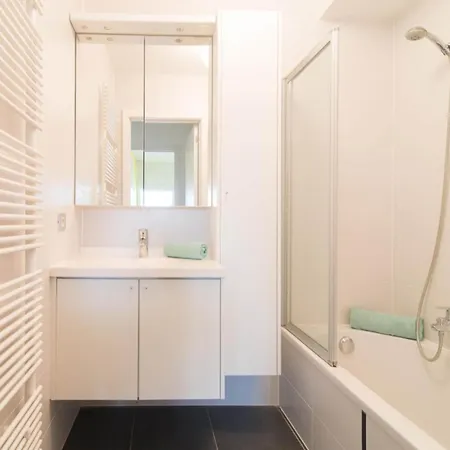 In Near Wellington Racecourse Apartment *